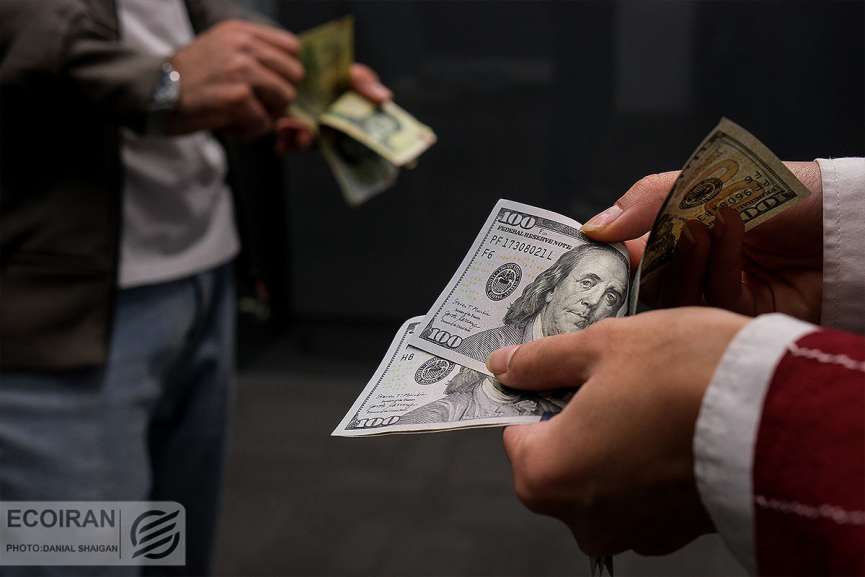 بی‌میلی بازار به خریدوفروش پرریسک؛ قیمت دلار در برزخ ۹۲ هزار تا ۹۴ هزار تومان