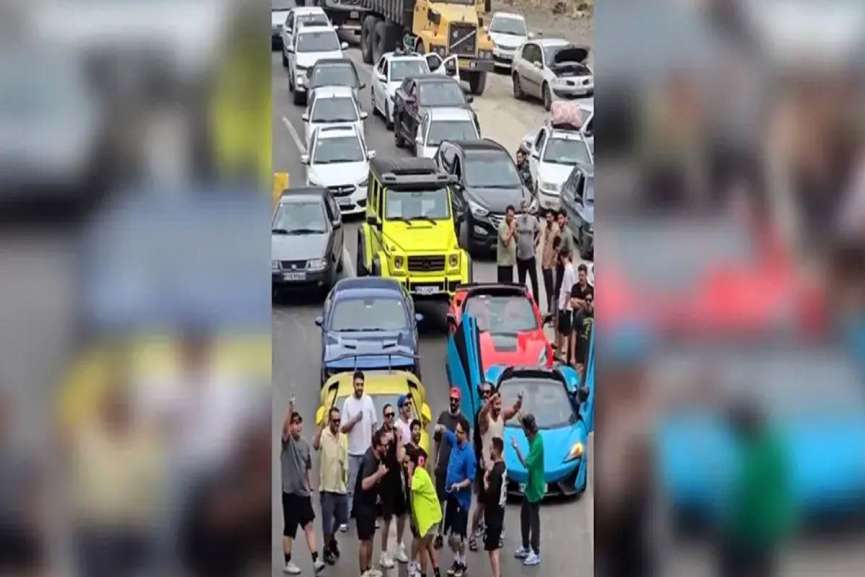 ماجرای بسته‌شدن جاده فیروزکوه توسط چند خودروی لاکچری