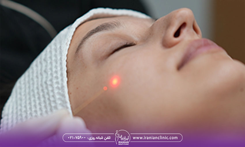 دختری که چشم خود را بسته و نور قرمز اندولیفت روی پوست او مشخص است