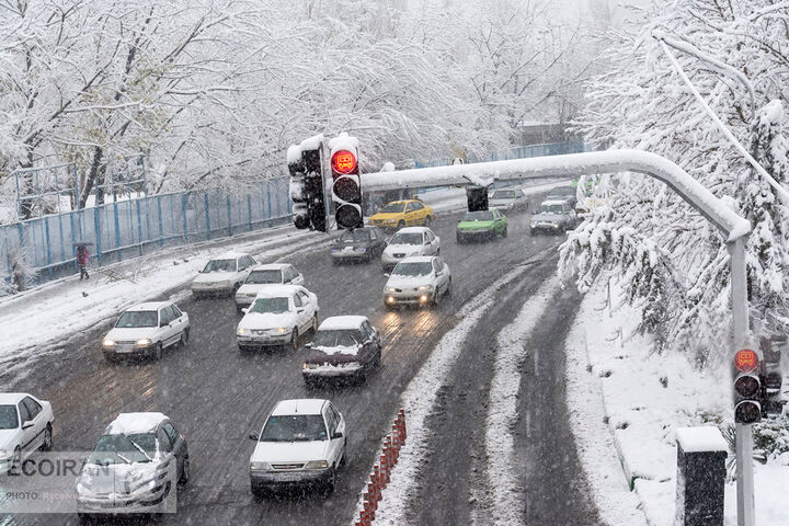 بارش برف و باران در جاده‌های ۲۰ استان| ممنوعیت تردد در جاده چالوس