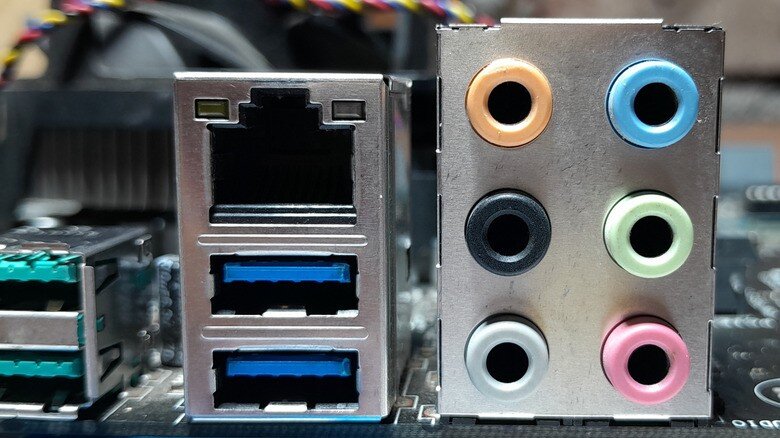 رنگ سیاه درگاه USB چه معنایی دارد؟ رنگ مشکی درگاه USB