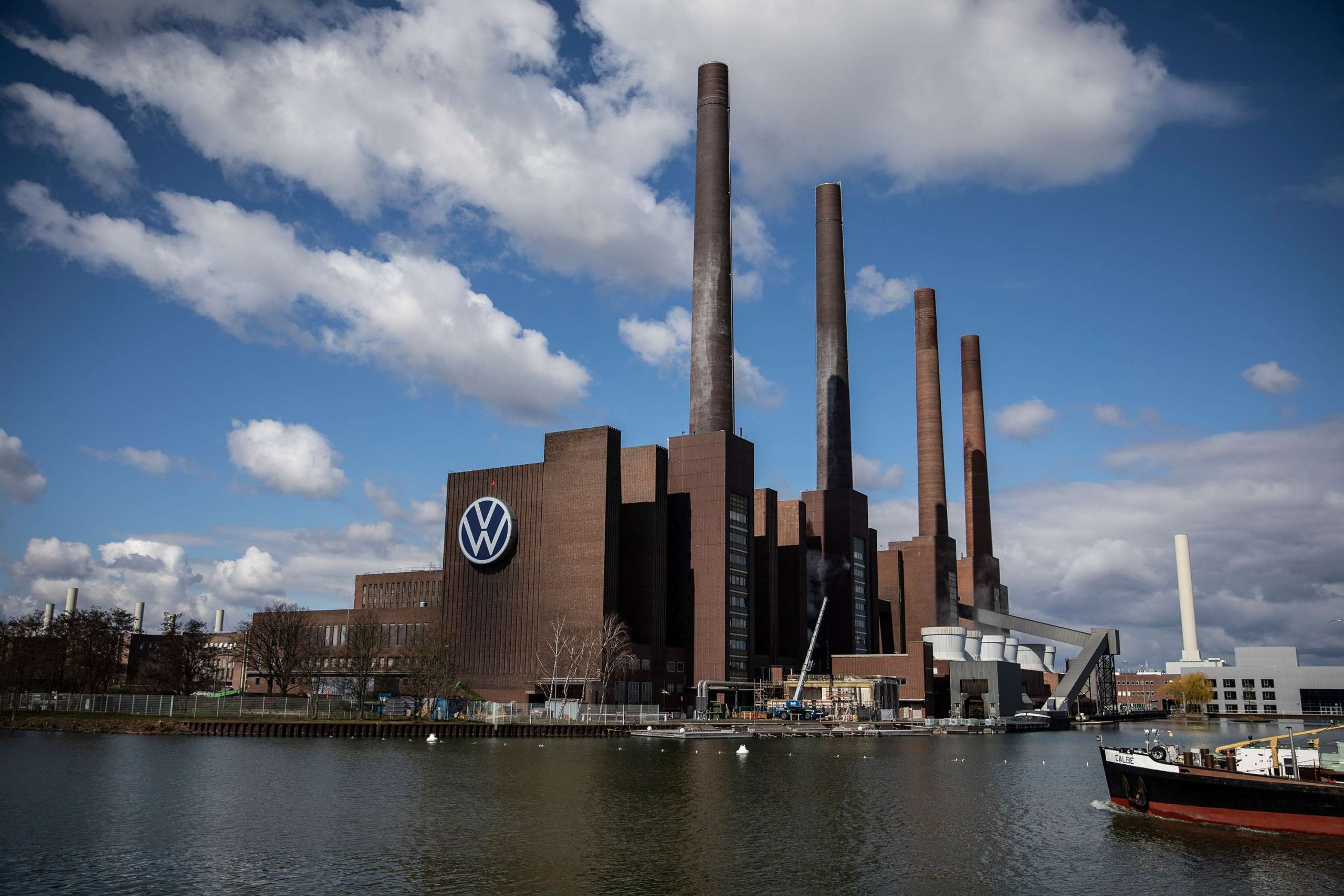 مدیرعامل فورد: اروپا خودروسازیاش را قمار کرده Germany: VW Wolfsburg plant reopens after coronavirus shutdown | CNN Business