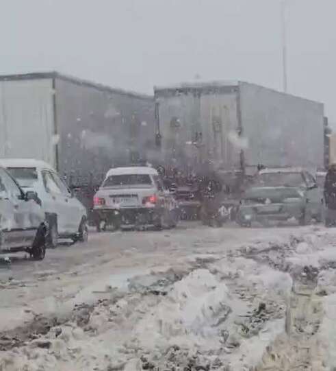 گرفتار شدن خودروها در برف سنگین مرز تمرچین