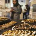 قفل نوسان قیمت بر بازار طلا | بی ثباتی نرخ فلز زرد معامله گران را بلاتکلیف کرده است