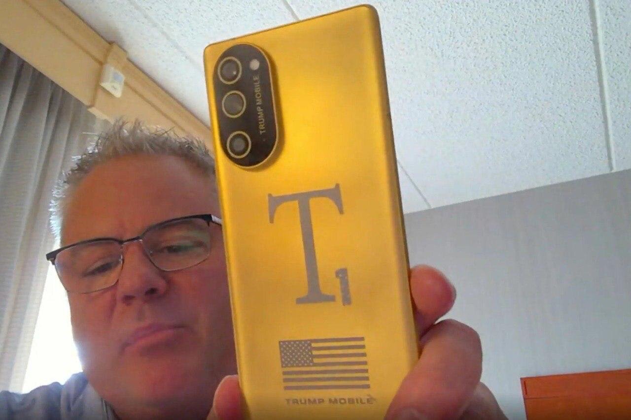 اولین تصاویر واقعی از گوشی اختصاصی ترامپ!